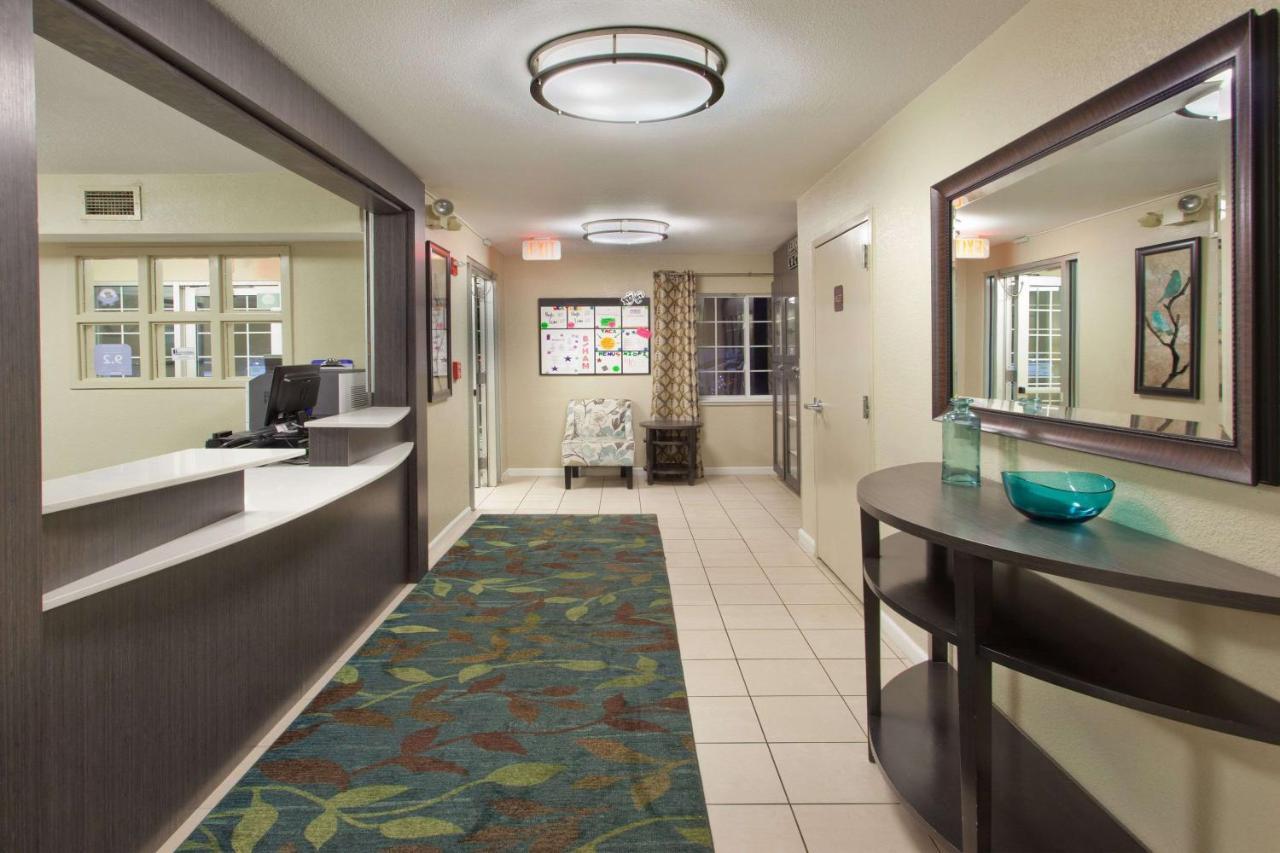 Sonesta Simply Suites Cleveland North Olmsted Airport Esterno foto