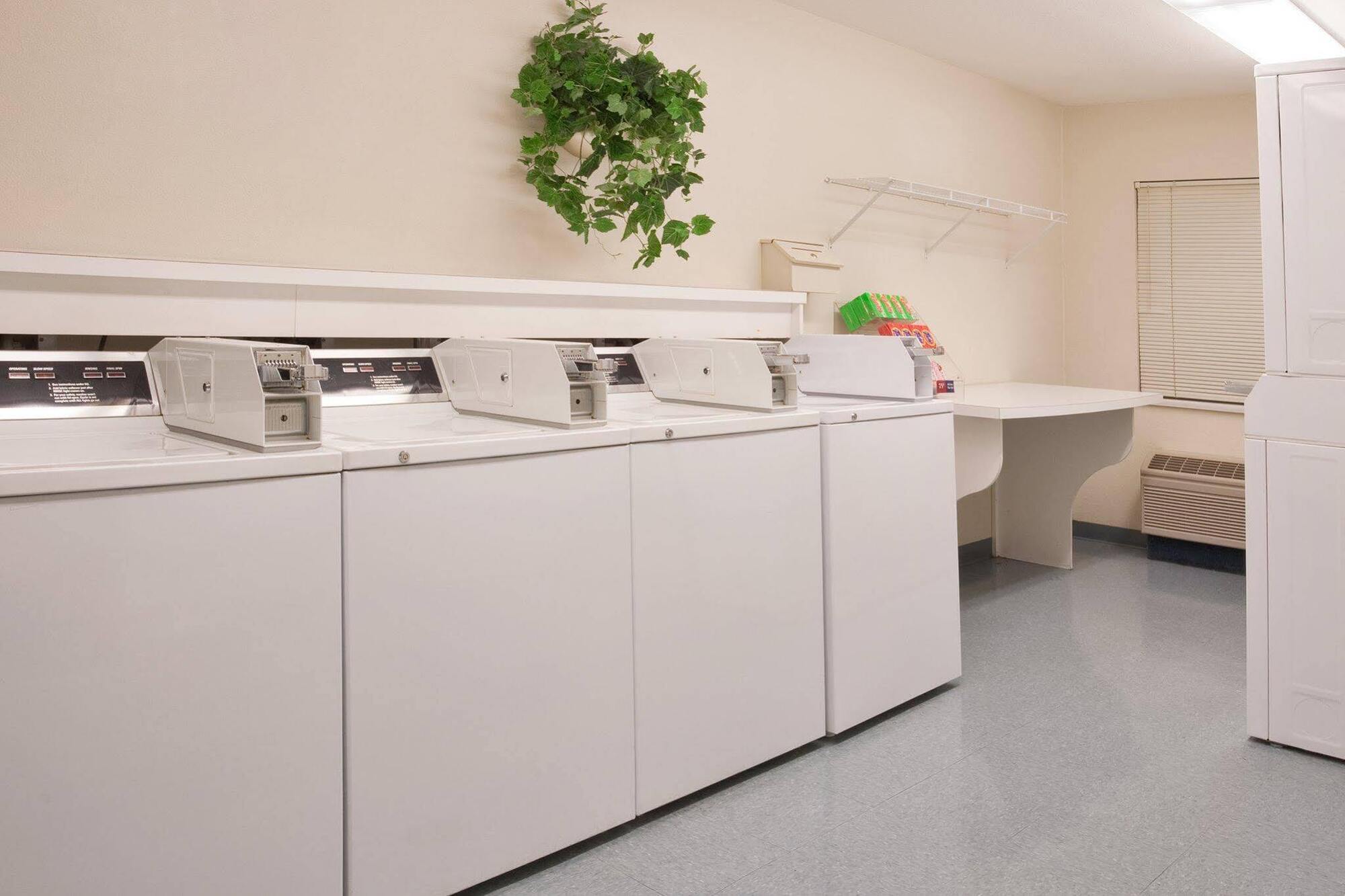 Sonesta Simply Suites Cleveland North Olmsted Airport Esterno foto